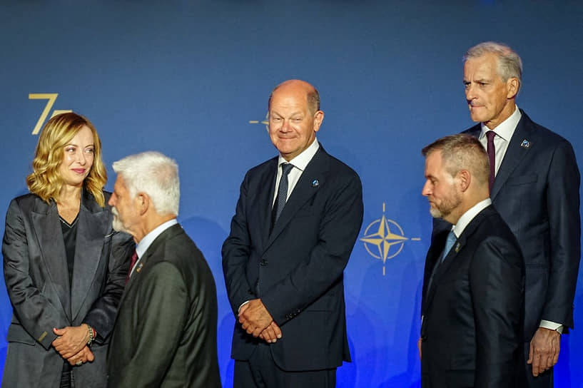 Премьер-министр Италии Джорджа Мелони (слева), канцлер Германии Олаф Шольц (в центре) и премьер-министр Норвегии Йонас Гару Стёре (справа)