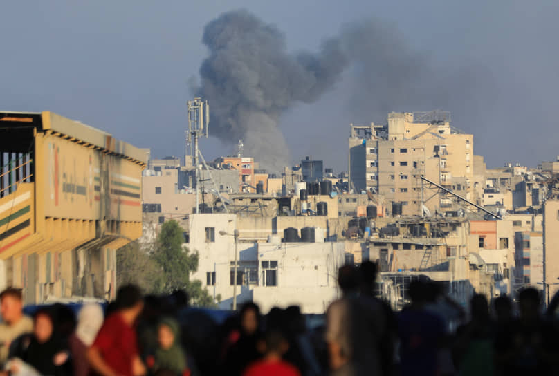 Дым в результате обстрела над городом Газа