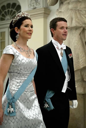 Наследная принцесса Мэри и наследный принц Фредерик присутствуют на балу. Оба награждены орденом Слона