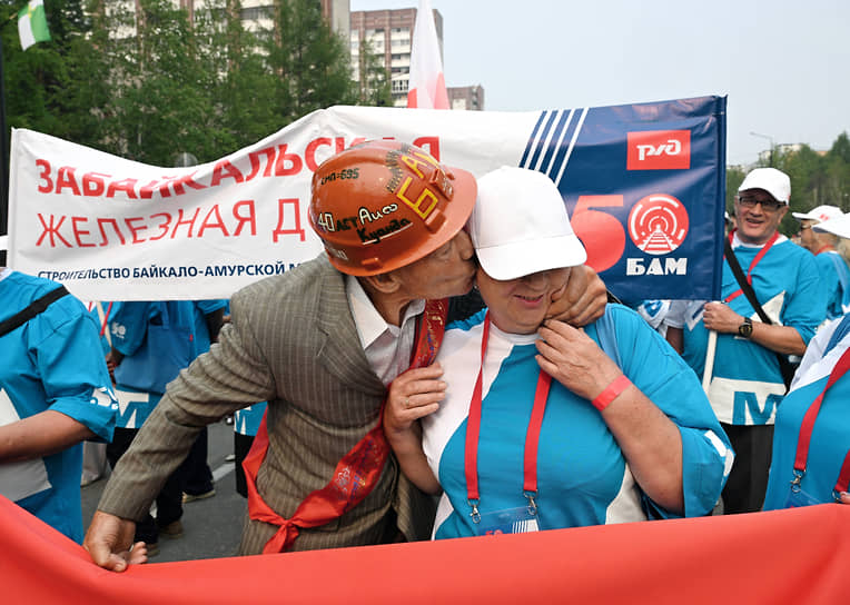 Тында, Амурская область. Праздничное шествие ветеранов-строителей БАМа