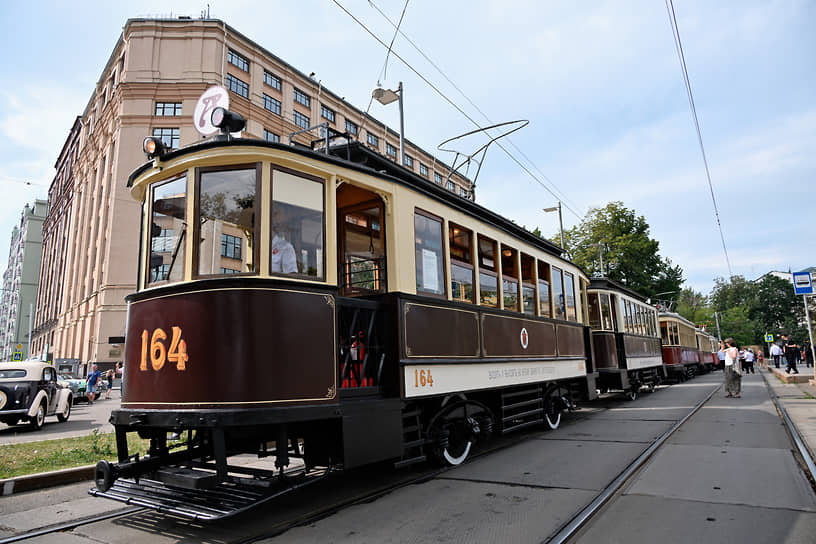 Моторный трамвайный вагон «Фонарный» (Ф), который использовали в Москве с 1908 по 1960 год,  на параде трамваев