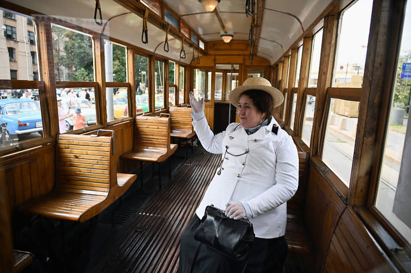 Пассажирка в старинном костюме на выставке ретро-трамваев