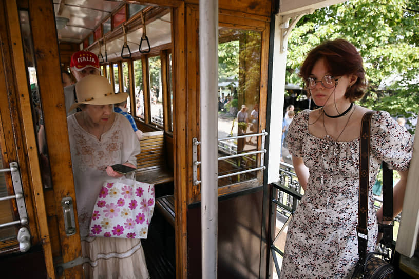 Посетители выставки осматривают вагон ретро-трамвая