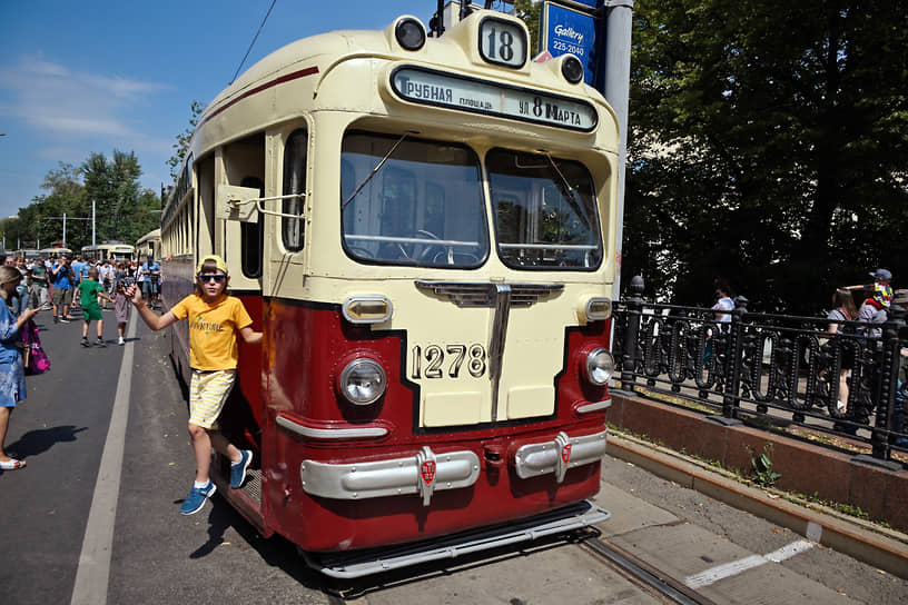 Трамвай МТВ-82 перед началом парада в честь Дня московского транспорта