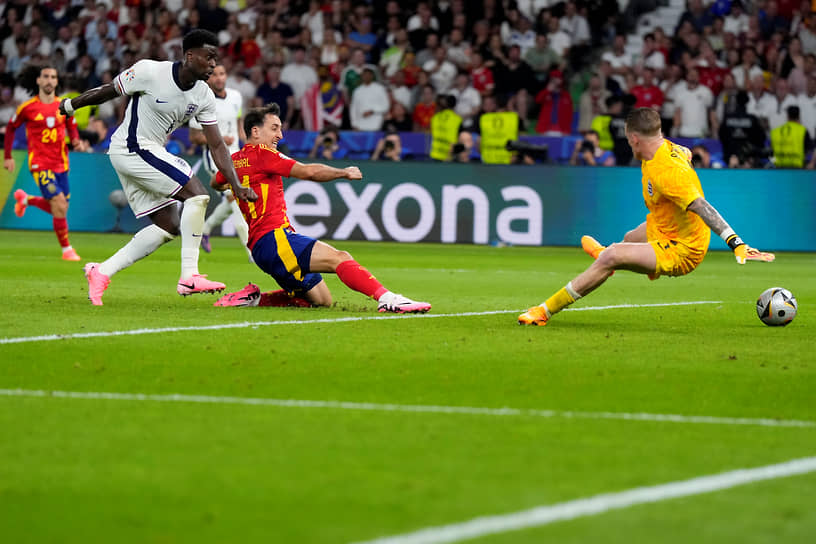 Нападающий Испании Микель Оярсабаль на 86-й минуте матча забивает второй гол в ворота сборной Англии