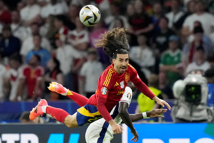 Испанский защитник Марк Кукурелья пытается ударить по мячу в прыжке 