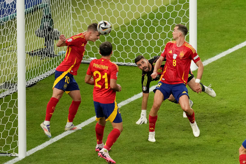 Испанец Дани Ольмо (слева) выносит мяч с линии ворот на заключительных минутах матча