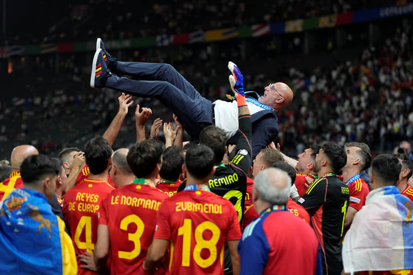 Испанские футболисты подбрасывают в воздух главного тренера сборной Луиса де ла Фуэнте 