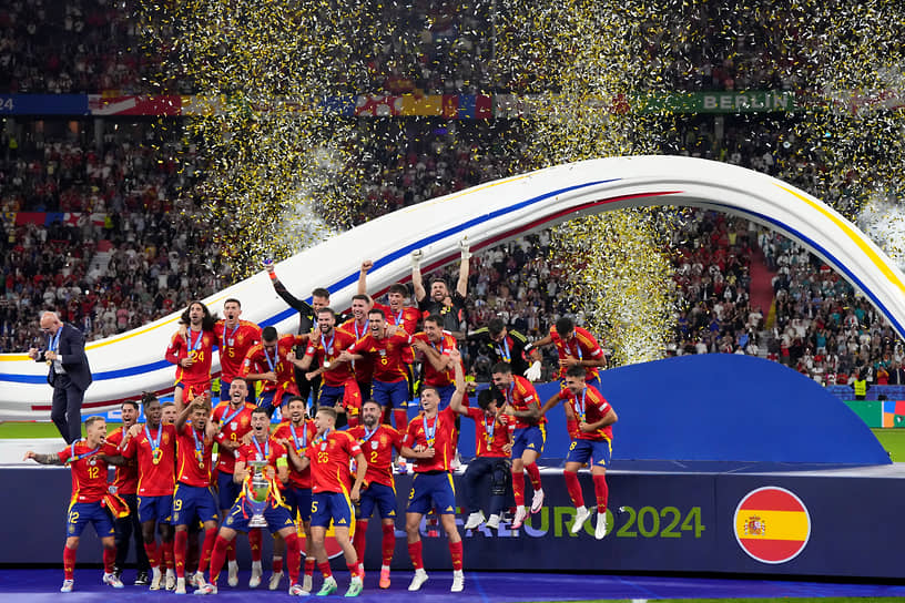 Испанские футболисты на церемонии награждения, в руках капитана сборной Альваро Мората — главный трофей чемпионата Европы