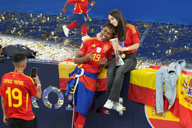 17-летний форвард сборной Испании Ламин Ямаль признан лучшим молодым игроком чемпионата. Он стал самым юным футболистом в истории финалов Евро