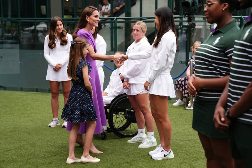 Принцесса Уэльская Кэтрин и принцесса Шарлотта разговаривают с британской теннисисткой Эммой Радукану