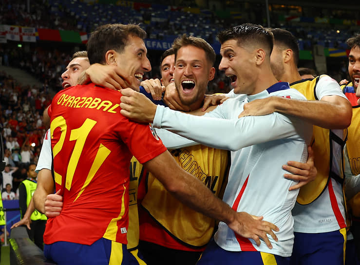 Сборная Испании празднует второй гол в ворота Англии