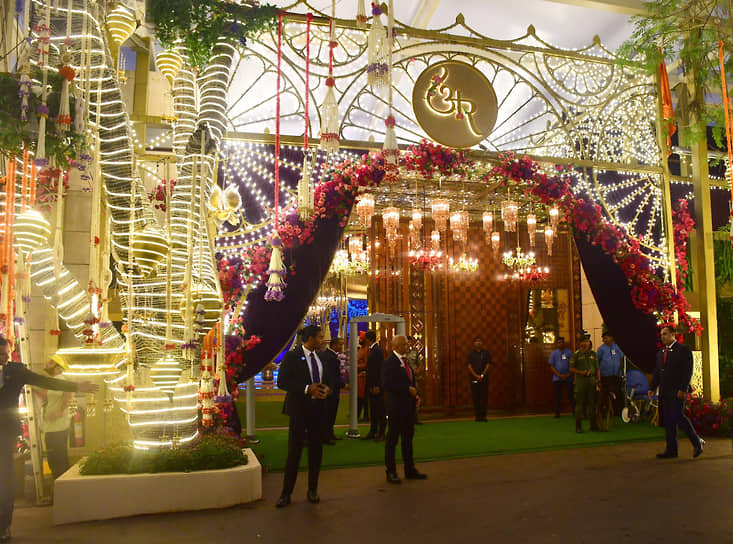 Основная свадебная церемония прошла в конференц-зале в Мумбаи, который был превращен в подобие священного для индуистов города Варанаси