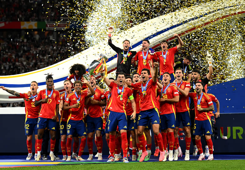 Капитан сборной Испании Альваро Мората (в центре) поднимает главный трофей турнира после победы над Англией 