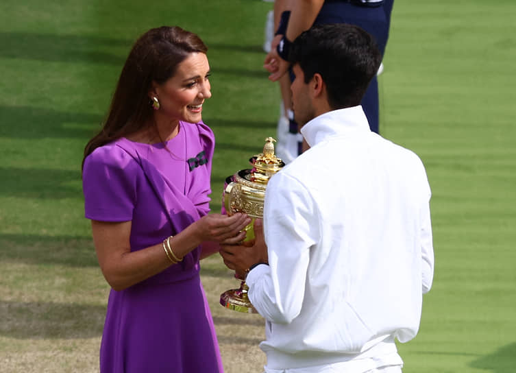 Кейт Миддлтон вручает трофей испанскому теннисисту Карлосу Алькарасу 