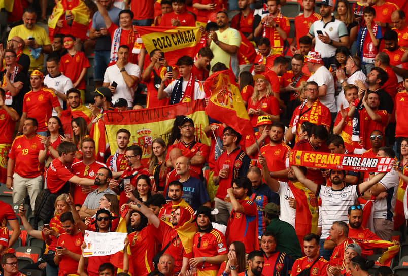 Испанские болельщики в цветах национальной сборной