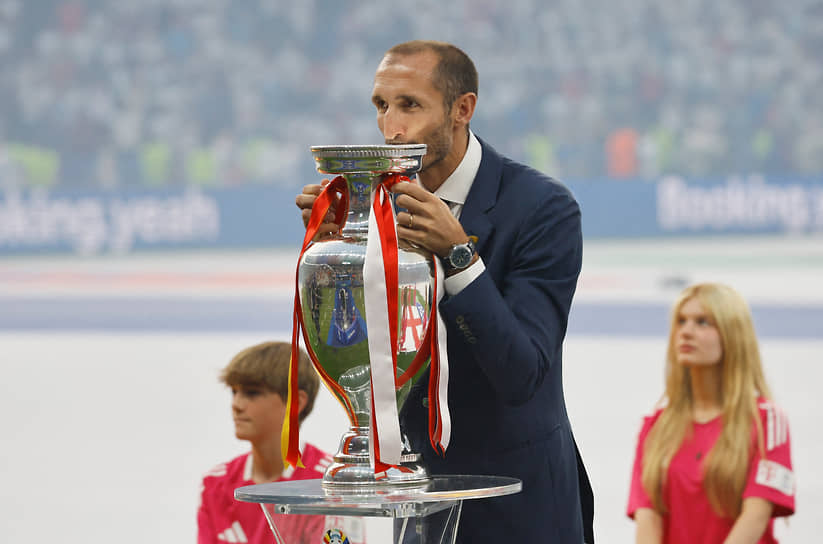 Бывший защитник сборной Италии Джорджо Кьеллини, ставший чемпионом Евро-2020, целует главный трофей турнира — Кубок Анри Делоне — перед началом финального матча 