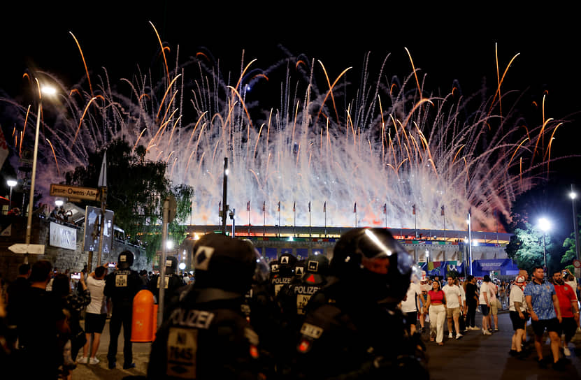 Фейерверки вокруг арены «Олимпиаштадион» в честь победы сборной Испании
