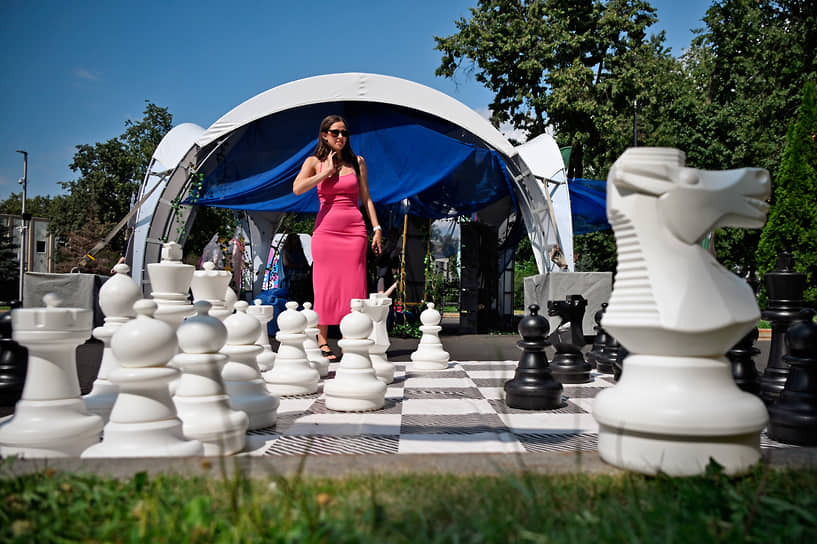 Фотозона с шахматными фигурами на площадке фестиваля