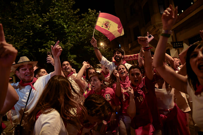 Памплона, Испания. Участникам фестиваля Сан-Фермин посчастливилось отпраздновать не только его закрытие, но и победу национальной сборной в финале Евро