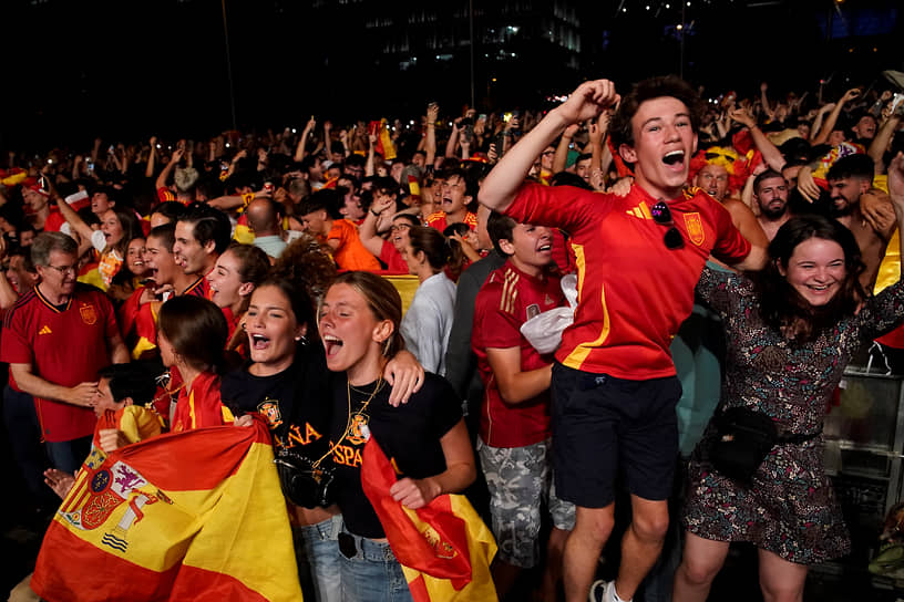 Мадрид. Испанские болельщики поддерживают сборную кричалками в центре столицы 