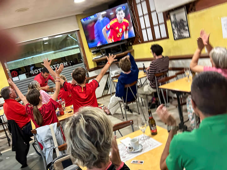 Кангас, Испания. Жители небольшого городка в Галисии радуются решающему голу, забитому в ворота англичан форвардом Микелем Оярсабалем