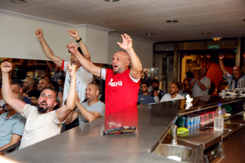 Матаро, Испания. Жители пригорода Барселоны в местном баре отмечают решающий гол в исполнении форварда Микеля Оярсабаля 