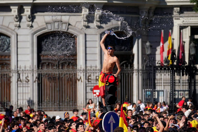 Мадрид. Испанские болельщики собираются на площади Сибелес, где запланировано чествование национальной сборной