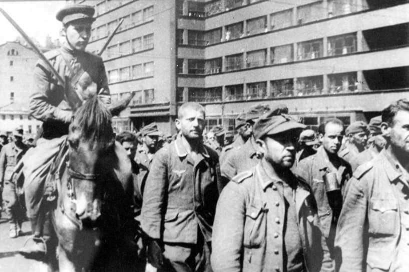 17 июля в 11 часов утра 57,6 тыс. пленных выстроили группами по 600 человек (всего 24 эшелона) в соответствии со званием. Во главу шествия в парадной форме, орденах и медалях поставили 19 немецких генералов и 6 полковников. Накормленные горячим завтраком, они начали движение по Ленинградскому шоссе в сторону площади Маяковского (ныне — Триумфальная). Все шествие сопровождал конвой, состоявший из 12 тыс. служащих НКВД, вооруженных шашками и винтовками, под руководством начальника московского гарнизона генерал-полковника Павла Артемьева