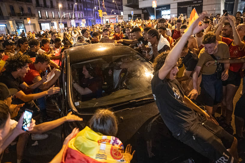 Барселона, Испания. Тысячи фанатов празднуют чемпионство национальной команды на площади Каталонии