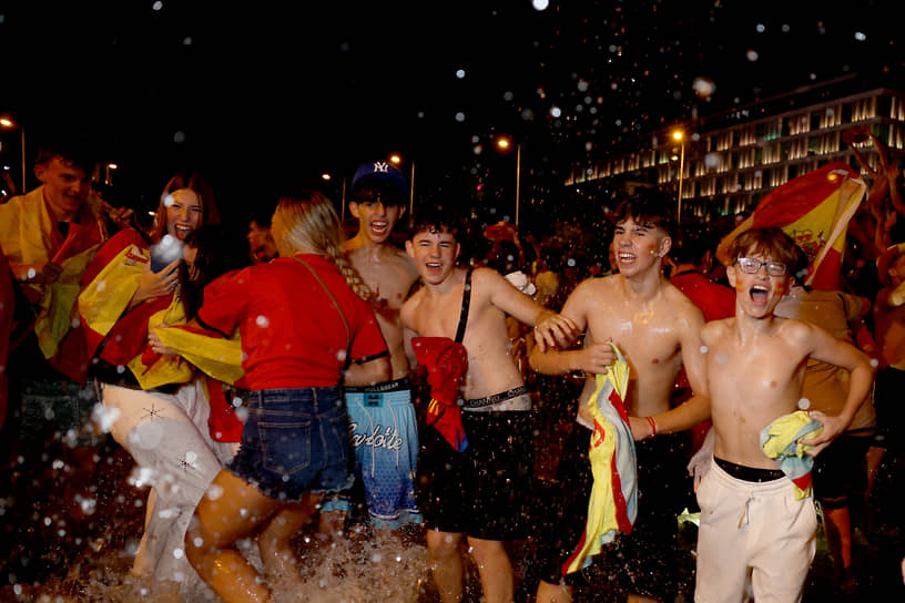 Мадрид. Молодые болельщики празднуют триумф испанцев в фонтане на площади Колон