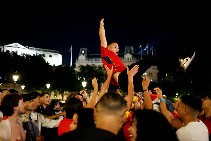 Лондон. Испанские фанаты подбрасывают друг друга на Трафальгарской площади