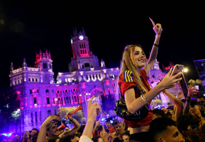 Мадрид. Испанцы празднуют на площади Сибелес на фоне местной мэрии
