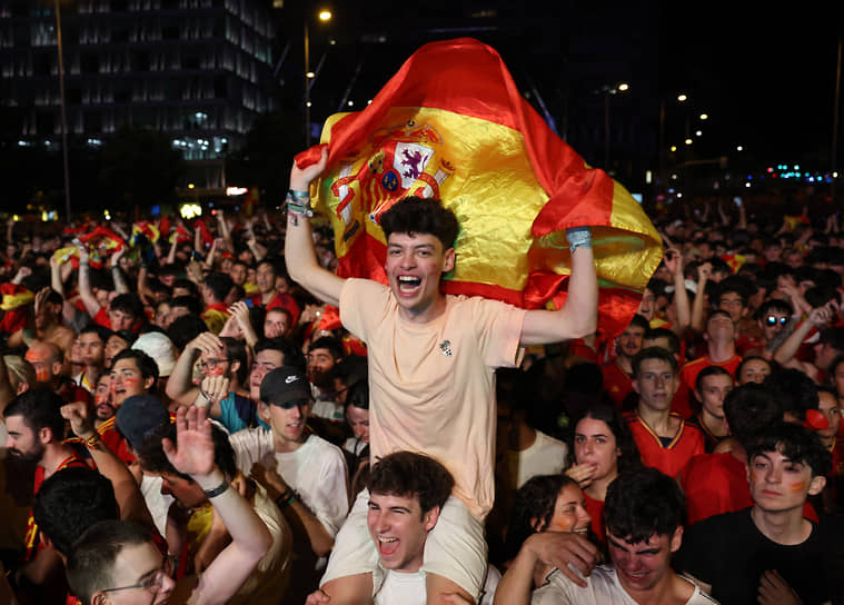 Мадрид. Соседняя площадь Сиблес также полностью заполнена  фанатами, радующимися победе и размахивающими национальным флагом