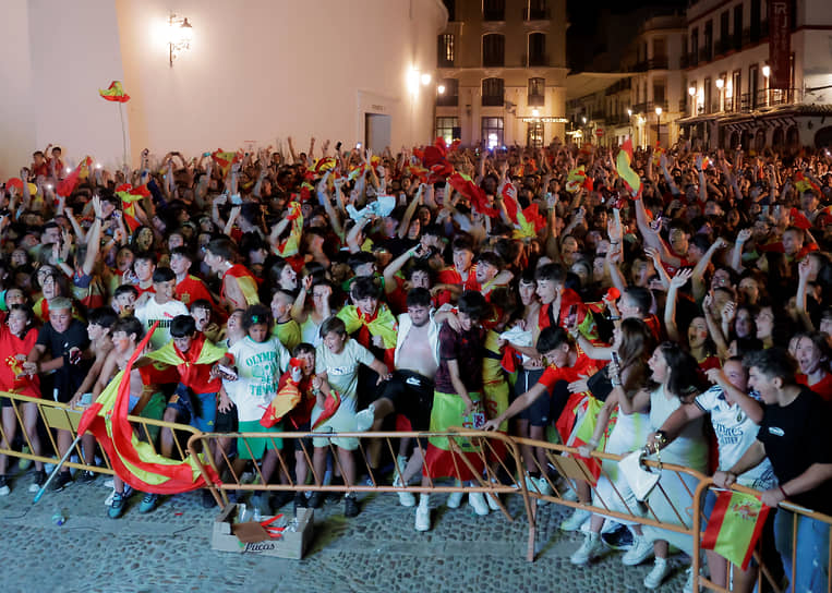 Ронда, Испания. Жителей Андалуссии на городской площади едва сдерживает заграждение перед экраном с трансляцией финального матча