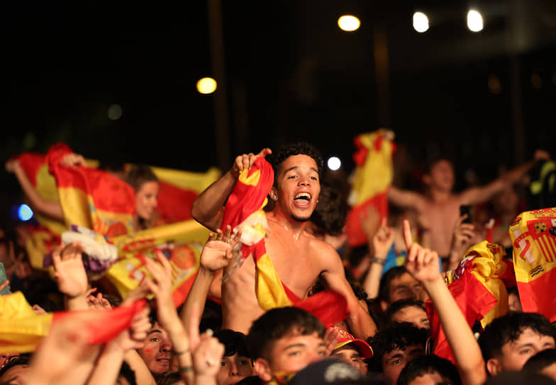 Мадрид. Болельщики сборной Испании празднуют победу на площади Колон в центре столицы