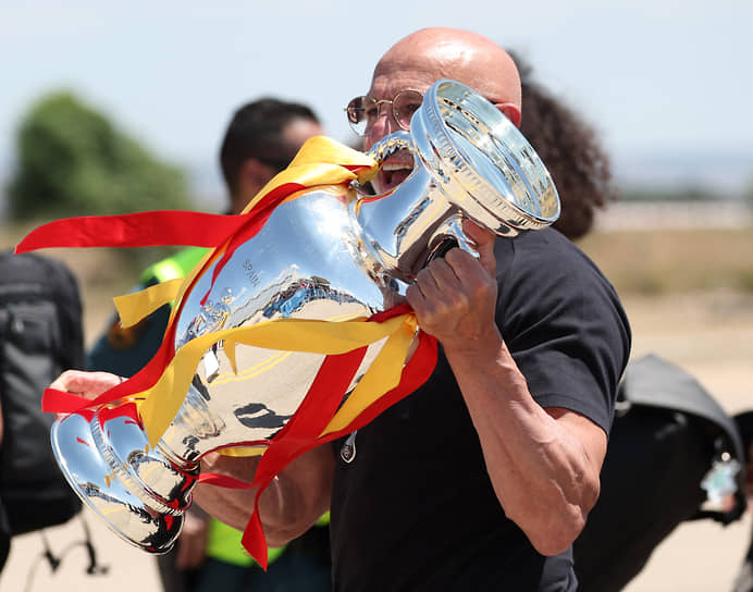 Главный тренер сборной Испании Луис де ла Фуэнте вынес Кубок Анри Делоне из самолета