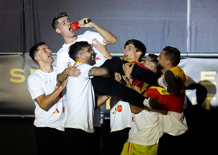 Игроки сборной Испании держат капитана команды Альваро Мората