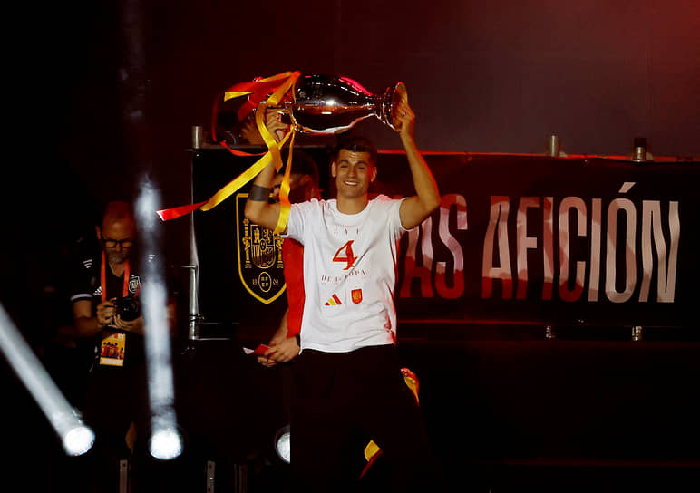 Нападающий и капитан сборной Испании Альваро Мората поднимает над головой главный трофей чемпионата Европы