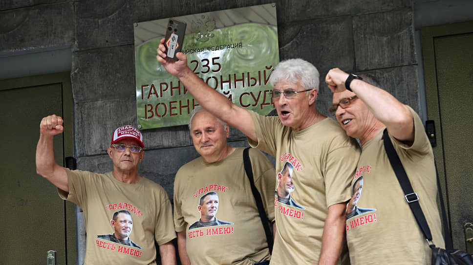 Генерала Попова встретили у здания суда четверо друзей в футболках с его фото