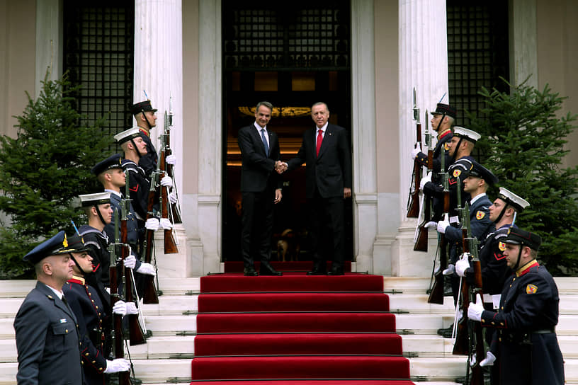 Контакты лидеров Греции и Турции (на фото: греческий премьер Кириакос Мицотакис и турецкий президент Реджеп Тайип Эрдоган) дают робкие надежды на то, что кипрский вопрос все-таки удастся решить