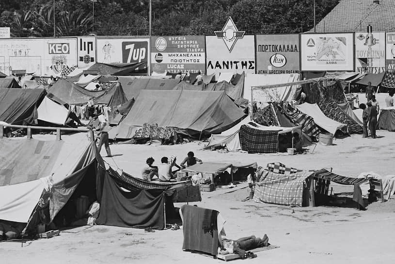 Вторжение турков на многие десятилетия сделало представителей двух общин врагами (на фото: появившийся на стадионе Лимассола лагерь турков-киприотов, арестованных Нацгвардией Кипра)