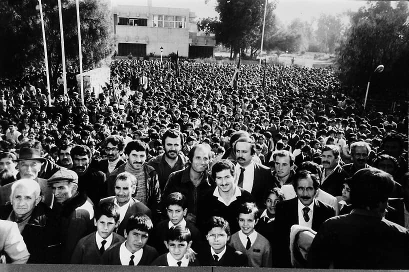 В 1983 году на подконтрольных туркам территориях была провозглашена Турецкая республика Северного Кипра (на фото: демонстрация перед зданием парламента в Никосии)