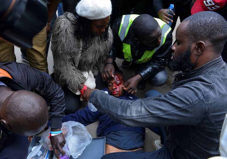 Найроби. Раненый протестующий на антиправительственной демонстрации против повышения налогов 