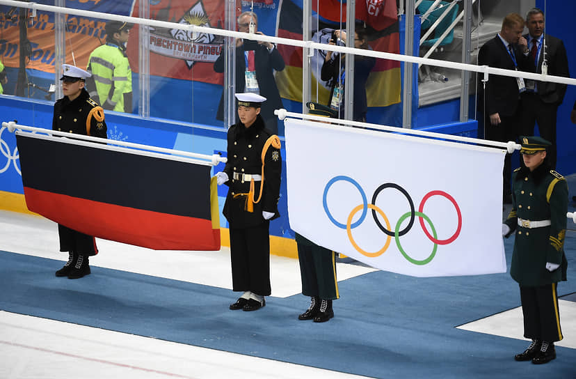 Флаг команды Олимпийских спортсменов из России на церемонии награждения хоккеистов в Южной Корее