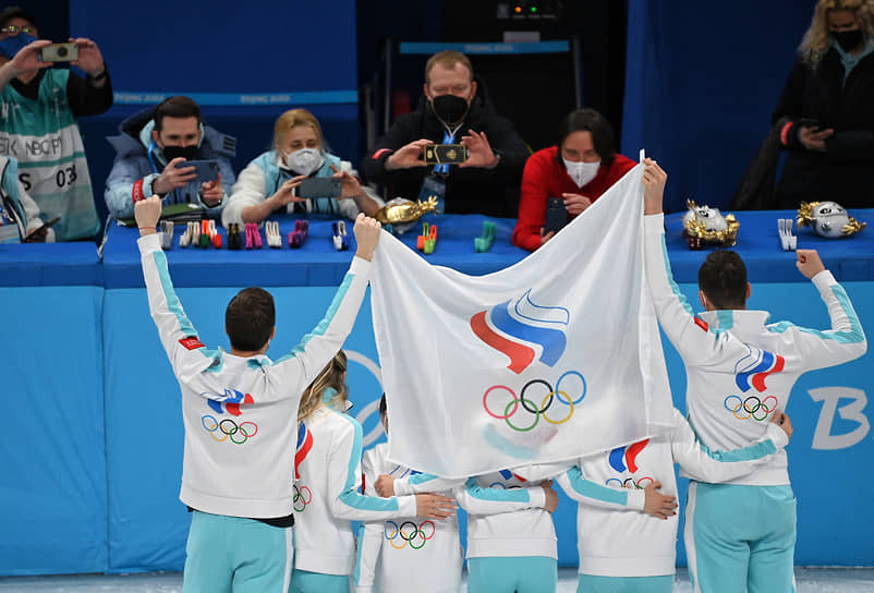 Российские спортсмены во время церемонии награждения победителей командных соревнований XXIV зимних Олимпийских игр в Пекине