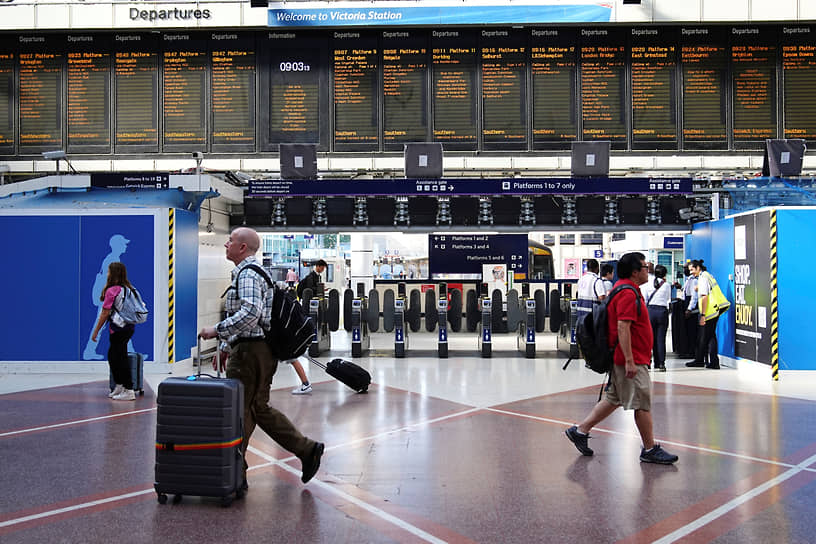 Аэропорт Лондона Гатвик предупредил пассажиров о возможных задержках при регистрации на рейс и прохождении паспортного контроля. С техническими проблемами столкнулись и железнодорожные перевозчики. Кроме того, жители Великобритании не могут записаться на прием к врачу. О проблемах сообщала Лондонская фондовая биржа
