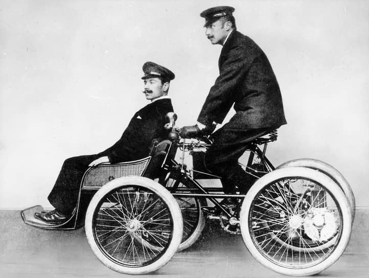 Итальянский предприниматель Джованни Аньелли, основатель Fiat, управляет квадроциклом PhTnix, 1899 год