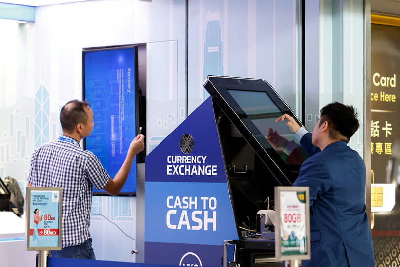 Экран показывает ошибку в пункте обмена валюты в международном аэропорту Гонконга