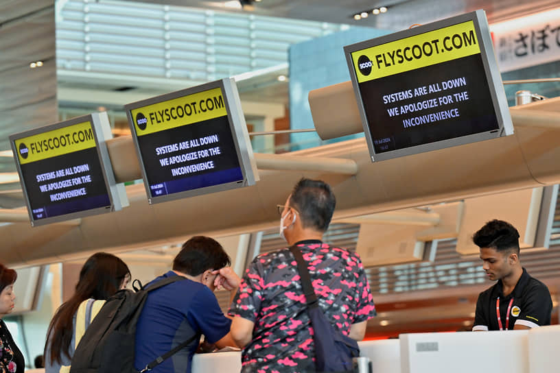 Сотрудники аэропорта Чанги в Сингапуре регистрируют пассажиров лоукостера Scoot вручную 